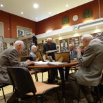 Klasės draugai apžiūrinėja mokyklos muziejaus eksponatus. A. KOLINIO nuotr.