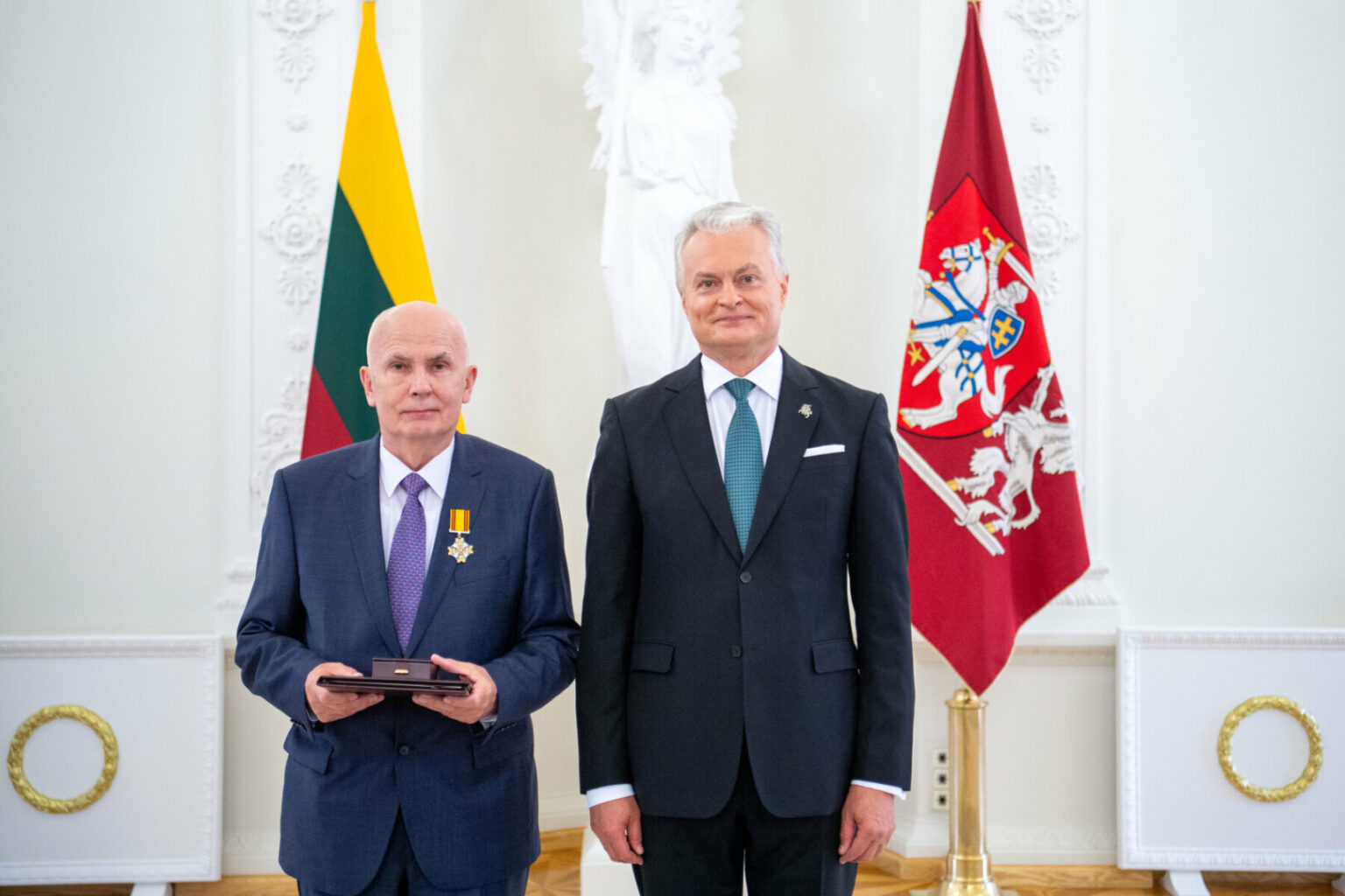 Valstybės dienos proga prezidentas Gitanas Nausėda ketvirtadienį beveik aštuonias dešimtis Lietuvos ir užsienio piliečių apdovanojo ordinais bei medaliais.