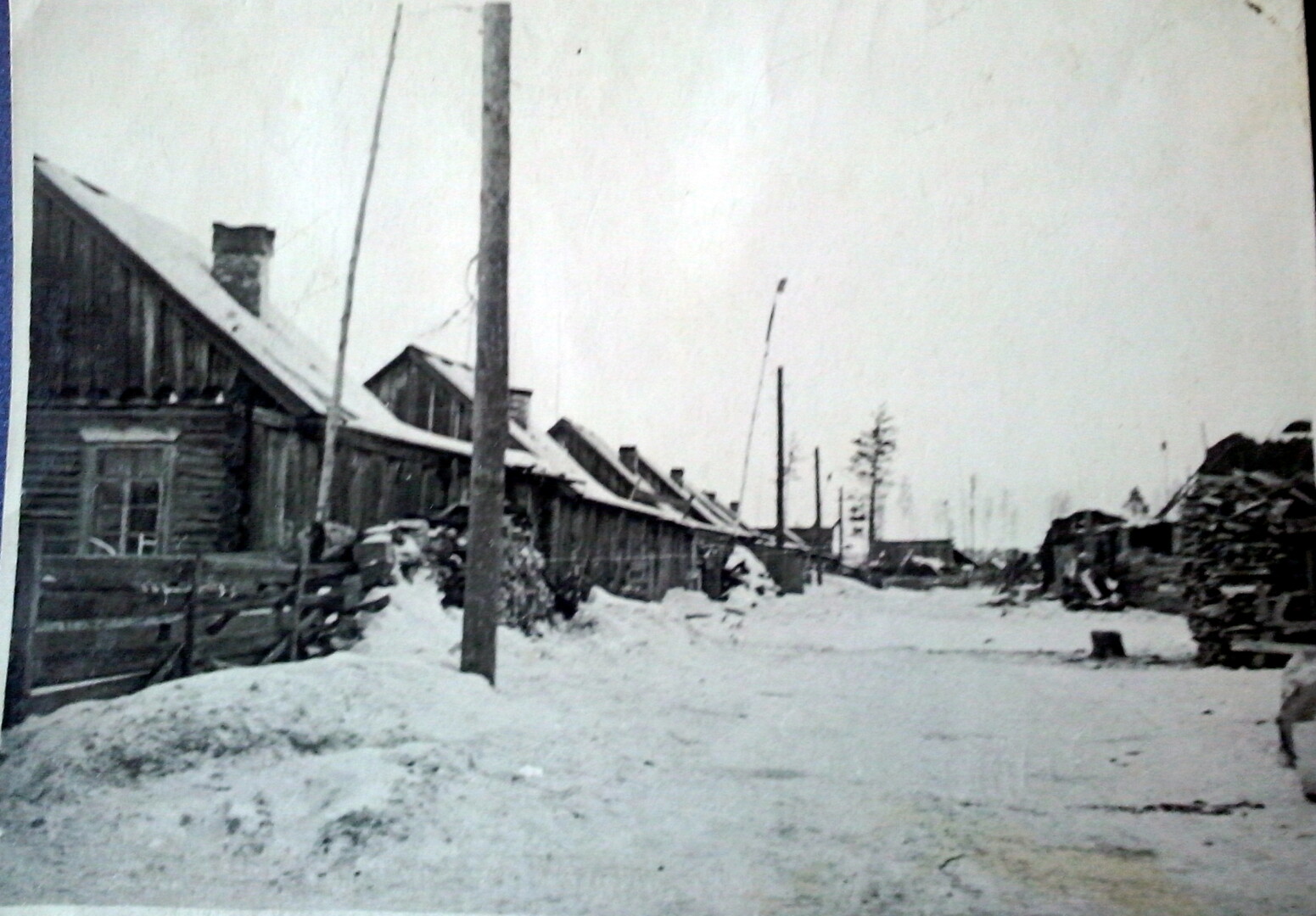 Šią snieguose skendinčią gatvę Piskunovkoje, pasak Reginos Kietytės vietiniai taip ir vadino – „litovskaja“, arba lietuvių. Čia iš Lietuvos atvežti tremtiniai iki pirmosios žiemos dar suskubo pasistatyti namus. ASMENINIO ARCHYVO nuotr.