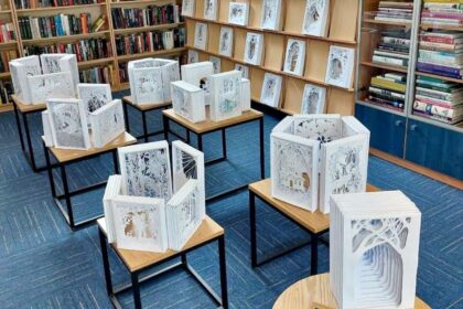 Galime tik spėti, kad pasidėjęs prieš save baltą popieriaus lapą, moksleivis galvoja apie referatą, tarnautojas – apie dar vieną užduotį, senjoras – apie prašymą kokiai nors institucijai.