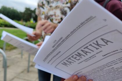 Abiturientai skaičiuoja pirmųjų brandos egzaminų rezultatus.