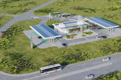 Šalia Panevėžio aplinkkelio, ten, kur kirtusi Bliūdžių kaimą Pušaloto gatvė įsiremia į vadinamąjį turbožiedą, dar šiemet planuojama pradėti didžiausios Lietuvoje elektromobilių įkrovos stoties statybas. Privačiame sklype bus įrengta net 40 prieigų – tokio masto objektai tik dabar kyla kitose Europos valstybėse.