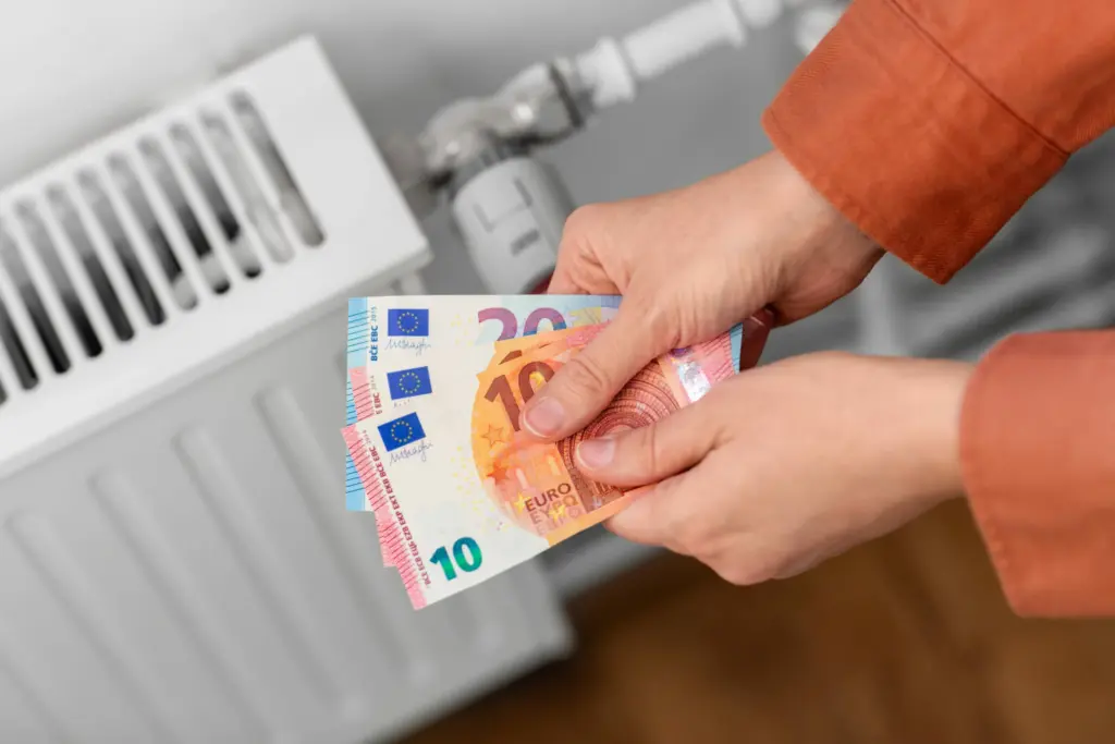 Kiek per 300 eurų – tokios sąskaitos už šildymą praėjusį sezoną buvo sulaukusi dviejų kambarių buto savininkė iš Dembavos, centralizuotai tiekiamą šilumą gaunanti iš Velžio komunalinio ūkio. Tiesa, dėl valstybės teiktų subsidijų mokėti dembaviškei reikėjo tik dešimtadalį – 32,07 vietoj 307,83 euro. Tačiau galima įsivaizduoti, kokiomis sumomis valstybės iždą patuštino rajono gyventojai, kuriems tiekiama šiluma – brangiausia Lietuvoje.