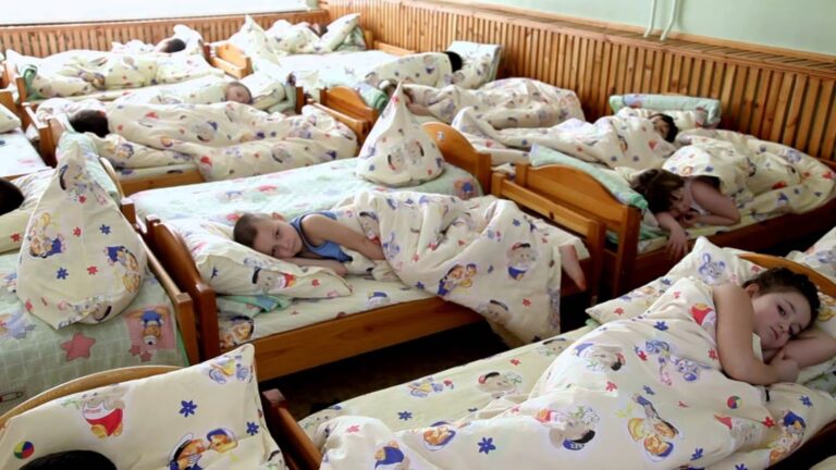 Pietų miegas darželiuose – būtinybė ar kančia?