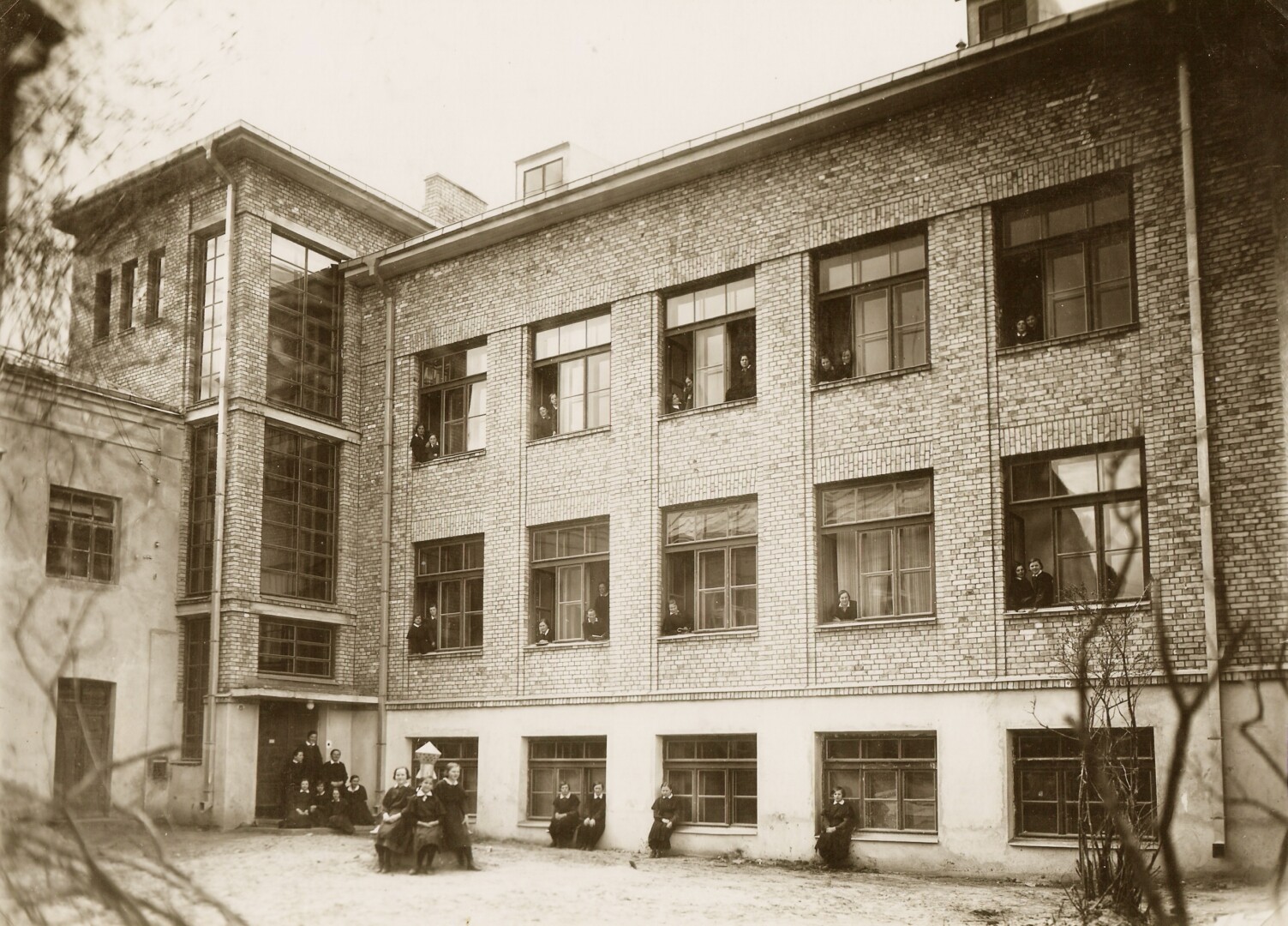 Švč. Nekaltosios Mergelės Marijos tarnaičių kongregacijos seserų, vadovaujamų vienuolės Margaritos Rimkevičaitės, rūpesčiu Aldonos gatvėje prieš beveik šimtą metų atidaryta mergaičių amatų mokykla. PANEVĖŽIO KRAŠTOTYROS MUZIEJAUS rinkinių nuotr. 