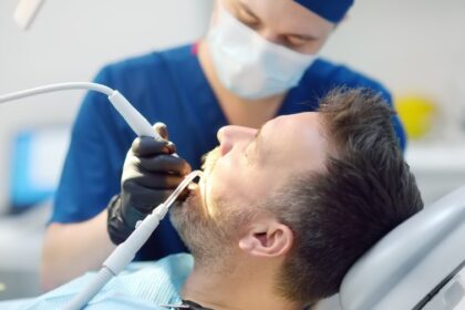 Panevėžyje registruotos odontologijos paslaugas teikiančios įmonės vadovė teisiama dėl galimai nesumokėtų mokesčių valstybei bei apgaulingai tvarkytos finansinės įmonės apskaitos.