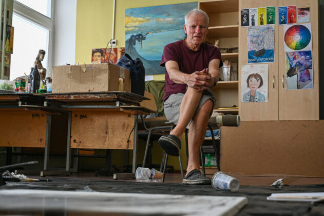 Prasidėjus karui Ukrainoje Romualdas Balinskas tapyti ėmėsi vien juoda ir balta spalvomis. P. Židonio nuotr.