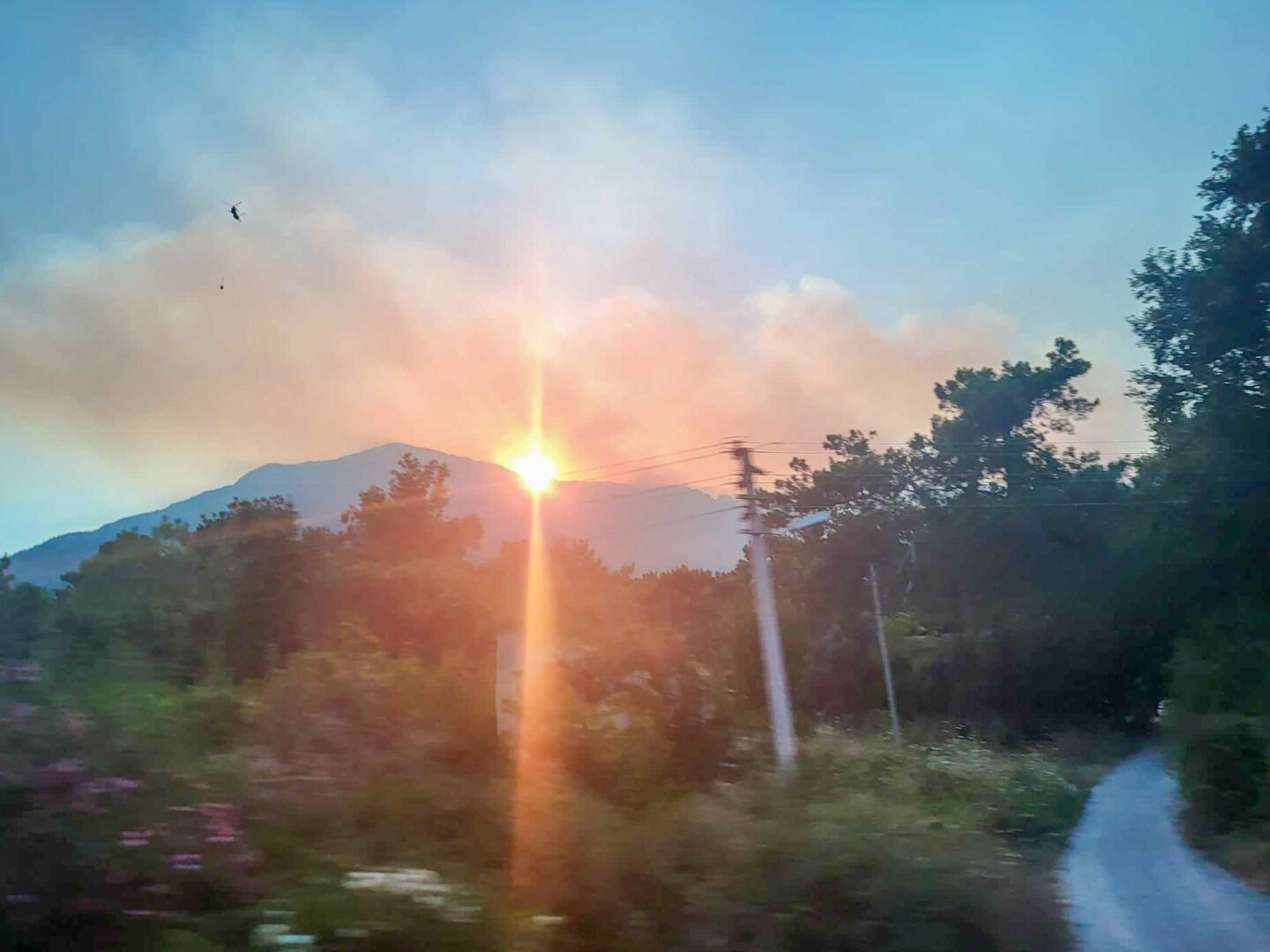 Miškų gaisrais rekordinių karščių ir sausrų alinama Europa neapsiribojo – pirmadienio vakarą jie apgaubė lietuvių turistų itin pamėgtus Turkijos kurortus.