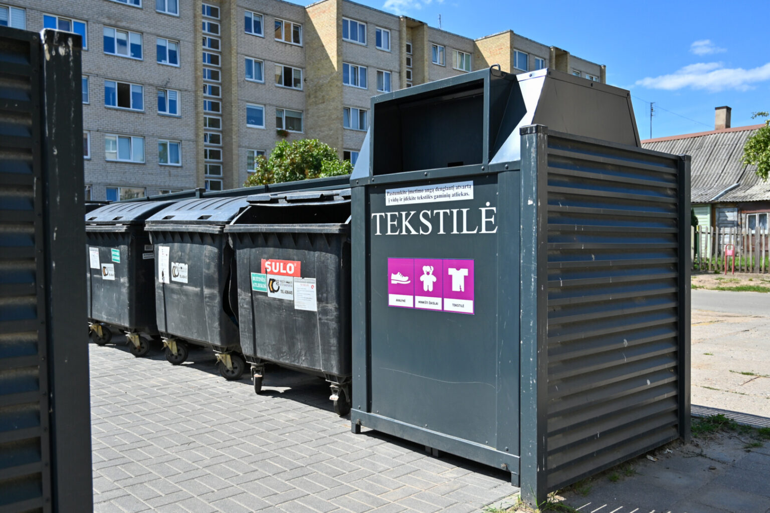 Pirmą kartą ištuštinus Panevėžyje sustatytus naujuosius tekstilės konteinerius, paaiškėjo, kad panevėžiečiai vos per keletą dienų sugebėjo išmesti net keturias tonas drabužių ir avalynės.