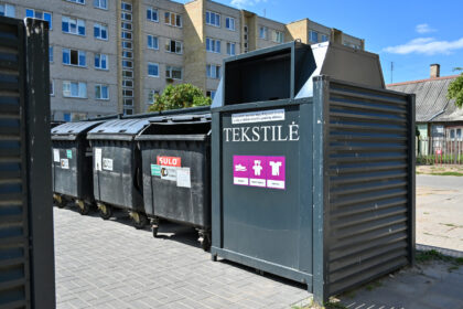 Pirmą kartą ištuštinus Panevėžyje sustatytus naujuosius tekstilės konteinerius, paaiškėjo, kad panevėžiečiai vos per keletą dienų sugebėjo išmesti net keturias tonas drabužių ir avalynės.