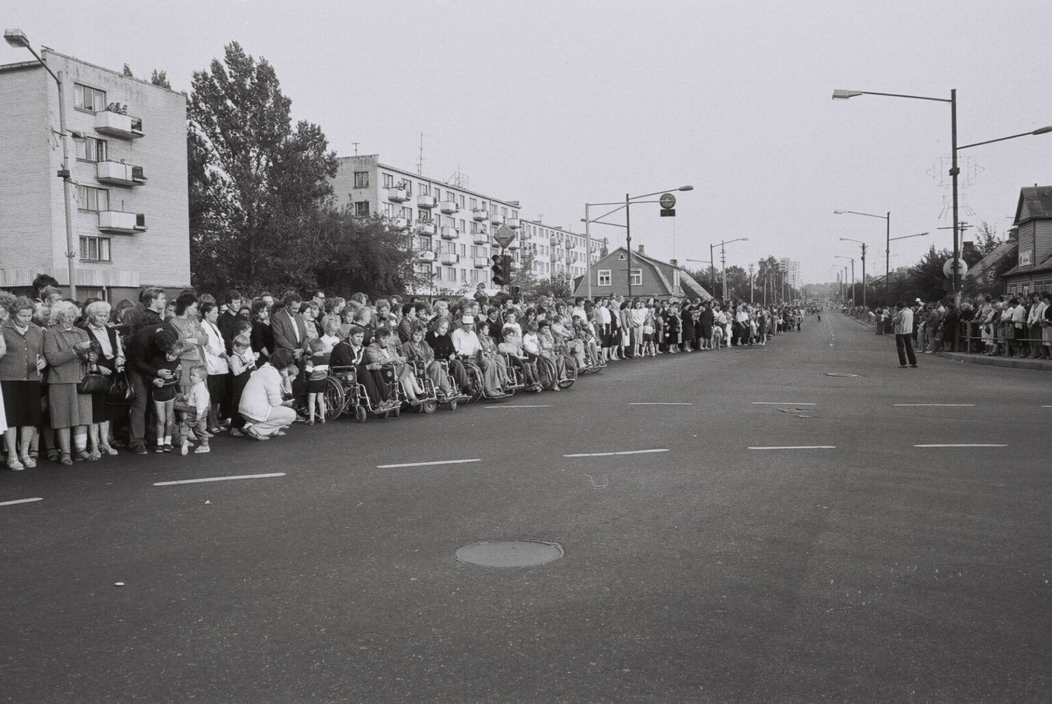 Panevėžys, be sostinės, buvo vienintelis Lietuvos miestas, kurio gatvėmis vingiavo Baltijos kelias. Jono Ambraškos nuotrauka iš Panevėžio kraštotyros muziejaus rinkinių.