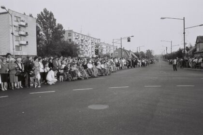 Panevėžys, be sostinės, buvo vienintelis Lietuvos miestas, kurio gatvėmis vingiavo Baltijos kelias. Jono Ambraškos nuotrauka iš Panevėžio kraštotyros muziejaus rinkinių.