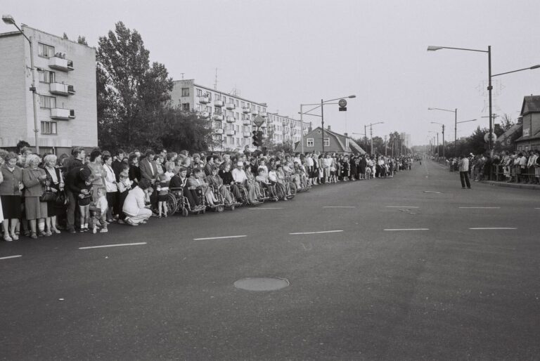 Panevėžys, be sostinės, buvo vienintelis Lietuvos miestas, kurio gatvėmis vingiavo Baltijos kelias. Jono Ambraškos nuotrauka iš Panevėžio kraštotyros muziejaus rinkinių.