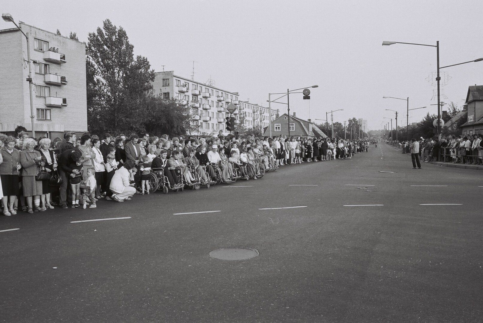 Panevėžys, be sostinės, buvo vienintelis Lietuvos miestas, kurio gatvėmis vingiavo Baltijos kelias. Jono Ambraškos nuotrauka iš Panevėžio kraštotyros muziejaus rinkinių.