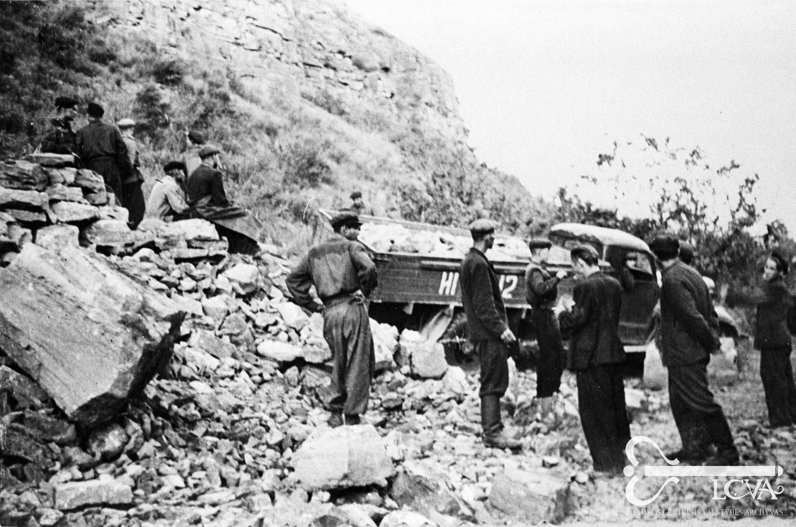 1951-ieji, Irkutsko srities Zimos miestas. Tremtiniai krauna akmens skaldą. Vilhelmo Janiselio nuotr. (LCVA, 0-117947). 