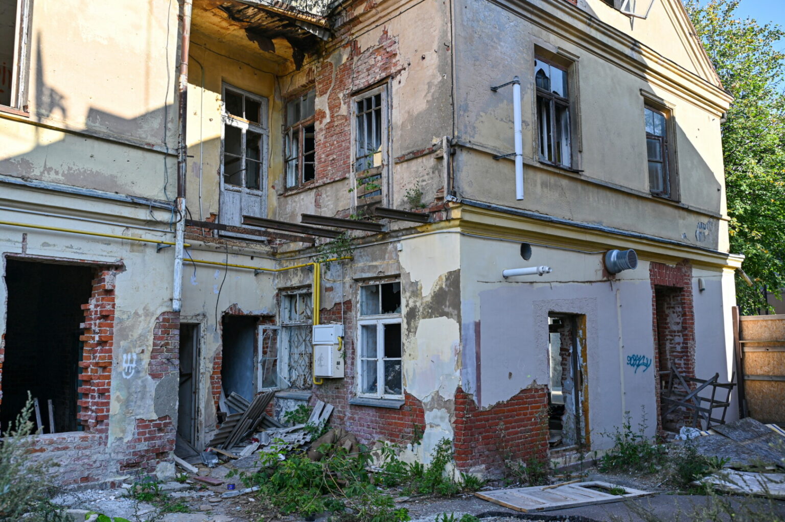 Gyvena lyg ant parako statinės – taip galima pasakyti apie kai kurių Panevėžio centro, Vasario 16-osios gatvės, gyventojų kasdienybę.