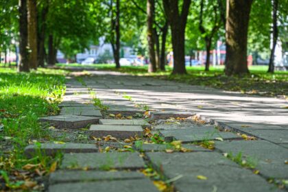 Panevėžyje pastaraisiais metais išgražėjus parkams, aikštėms, Savivaldybei vieną po kitos rekonstruojant gatves, panevėžiečiai laukia, kada eilė ateis ir šaligatviams.