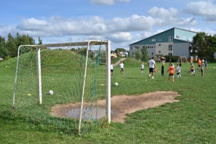 Panevėžio rajono savivaldybė dar pernai pasiryžo Dembavoje įrengti modernų sporto aikštyną. Tokia dovana apsidžiaugė ne visi dembaviškiai.