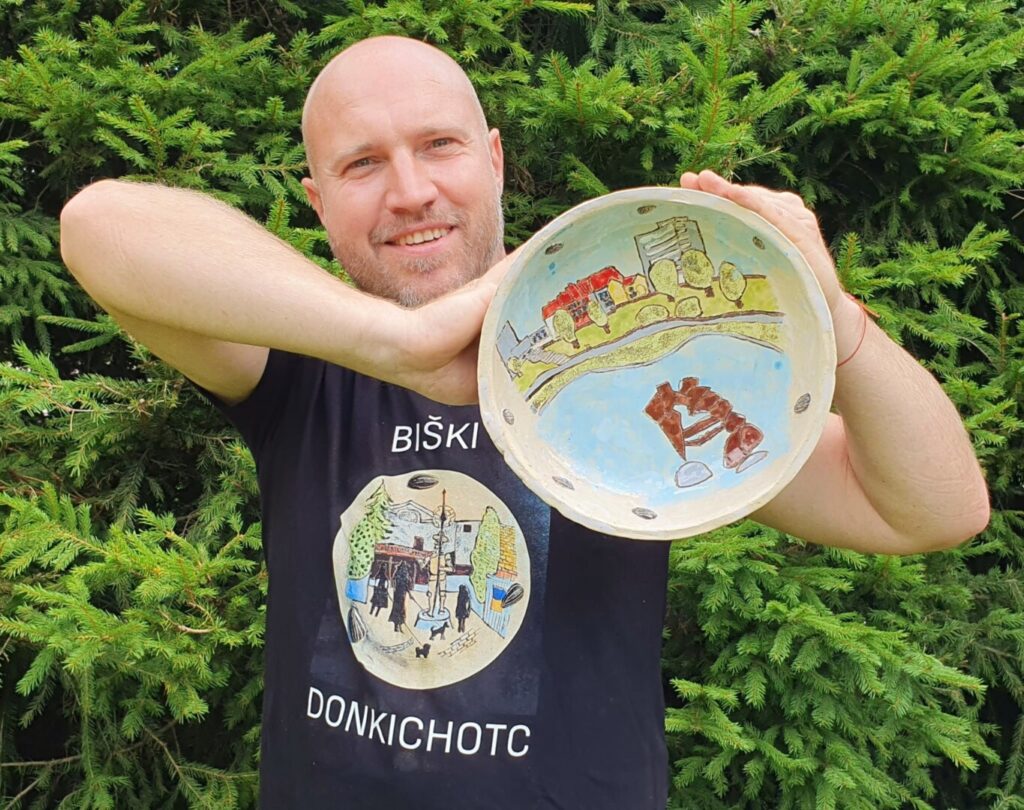 Panevėžio centre, teatro „Menas“ kiemelyje vietą surado Giedriaus Mazūro dvylika keramikos kūrinių, pasakojančių kiekvienam panevėžiečiui ilgesį sukelsiančias spalvingas miesto gyvenimo istorijas.