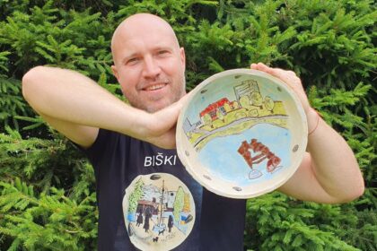 Panevėžio centre, teatro „Menas“ kiemelyje vietą surado Giedriaus Mazūro dvylika keramikos kūrinių, pasakojančių kiekvienam panevėžiečiui ilgesį sukelsiančias spalvingas miesto gyvenimo istorijas.