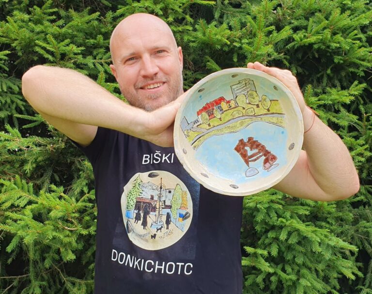 Panevėžio centre, teatro „Menas“ kiemelyje vietą surado Giedriaus Mazūro dvylika keramikos kūrinių, pasakojančių kiekvienam panevėžiečiui ilgesį sukelsiančias spalvingas miesto gyvenimo istorijas.