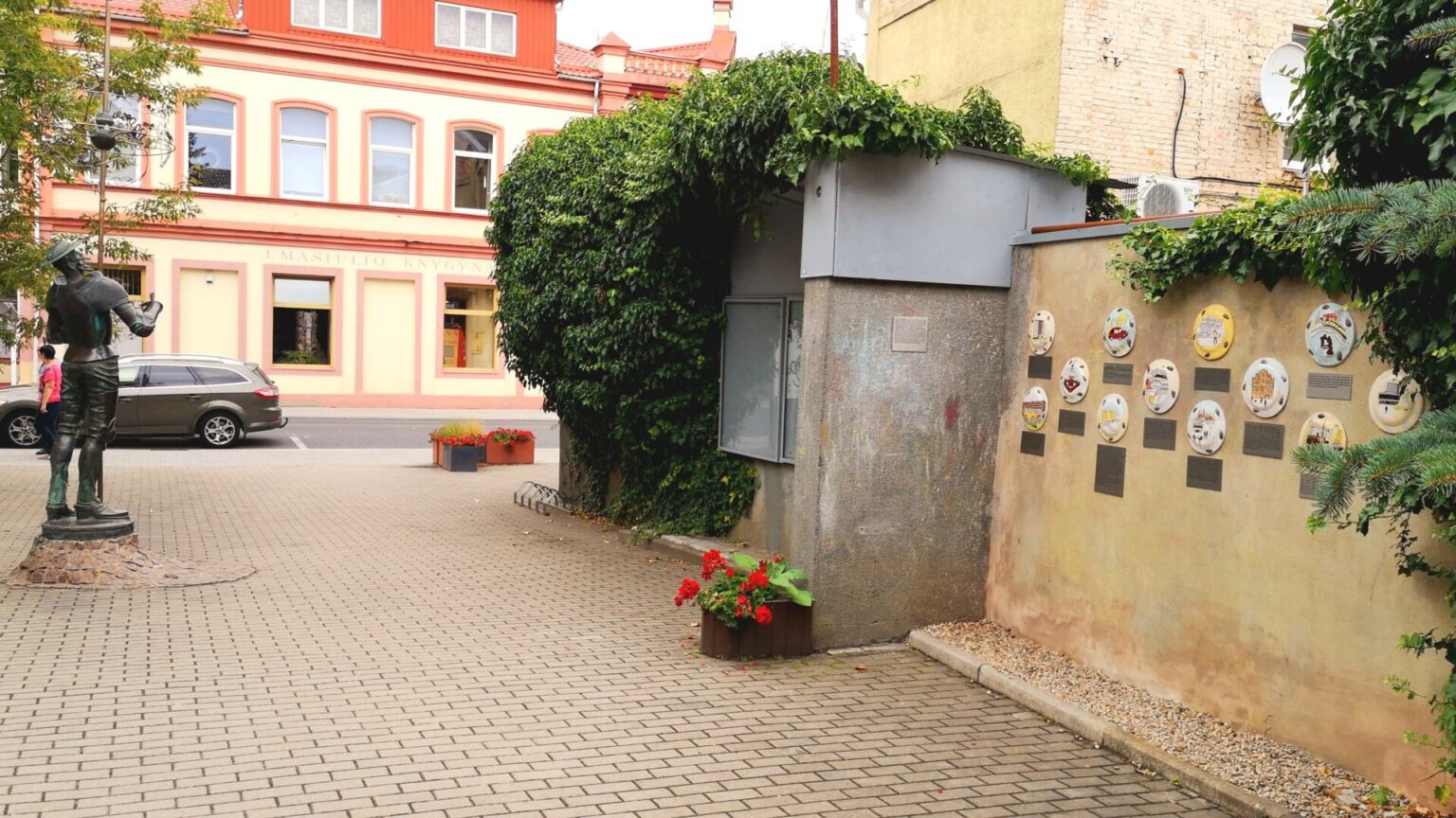 Panevėžio centre, teatro „Menas“ kiemelyje vietą surado Giedriaus Mazūro dvylika keramikos kūrinių, pasakojančių kiekvienam panevėžiečiui ilgesį sukelsiančias spalvingas miesto gyvenimo istorijas.