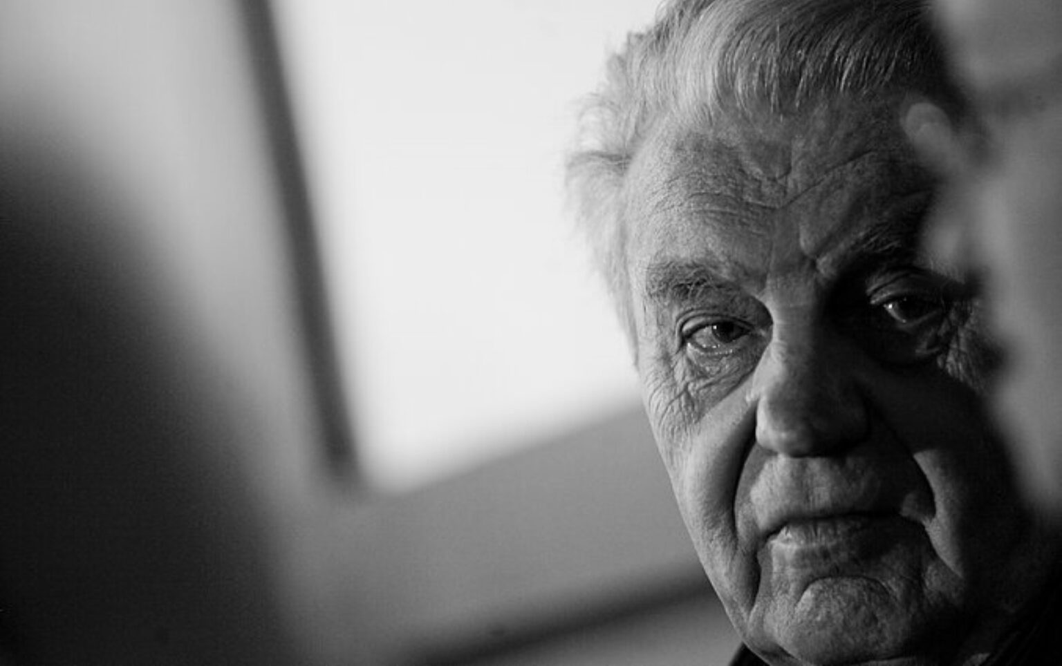 Visuomenėje jau kurį laiką netylant diskusijoms dėl paminklo poetui Justinui Marcinkevičiui, Kultūros ministras ministras Simonas Kairys pažymi, kad kol šia tema nėra aiškaus sutarimo, skubėti priiminėti sprendimų nereikėtų.