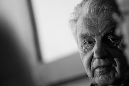  Visuomenėje jau kurį laiką netylant diskusijoms dėl paminklo poetui Justinui Marcinkevičiui, Kultūros ministras ministras Simonas Kairys pažymi, kad kol šia tema nėra aiškaus sutarimo, skubėti priiminėti sprendimų nereikėtų.