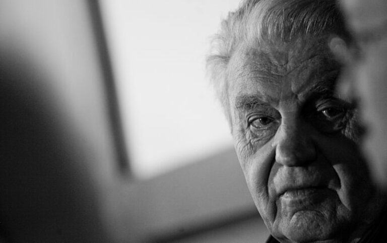  Visuomenėje jau kurį laiką netylant diskusijoms dėl paminklo poetui Justinui Marcinkevičiui, Kultūros ministras ministras Simonas Kairys pažymi, kad kol šia tema nėra aiškaus sutarimo, skubėti priiminėti sprendimų nereikėtų.