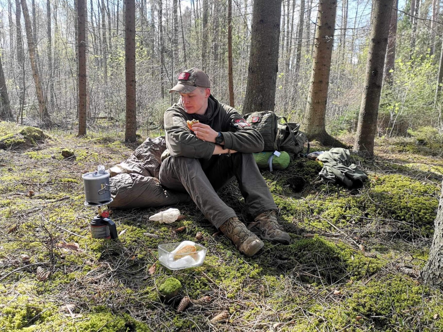 Nenustebkite kažkur pusiaukelėje palei vieškelį ar asfaltuotą kelią, miške ar kur laukuose sutikę žingsniuojantį panevėžietį Mantą Mažeiką.