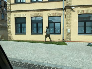 Įvykio liudininkas užfiksavo, kaip moteris daužo teismo langus.