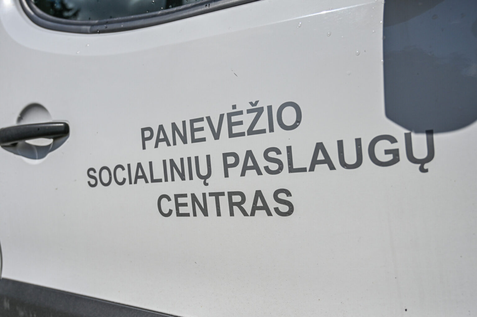 Panevėžio socialinių paslaugų centras ieško, kas galėtų teikti itin reikalingą pavėžėjimo paslaugą dėl ligų, neįgalumo ar senatvės sunkiai judantiems panevėžiečiams.
