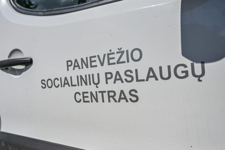 Panevėžio socialinių paslaugų centras ieško, kas galėtų teikti itin reikalingą pavėžėjimo paslaugą dėl ligų, neįgalumo ar senatvės sunkiai judantiems panevėžiečiams.