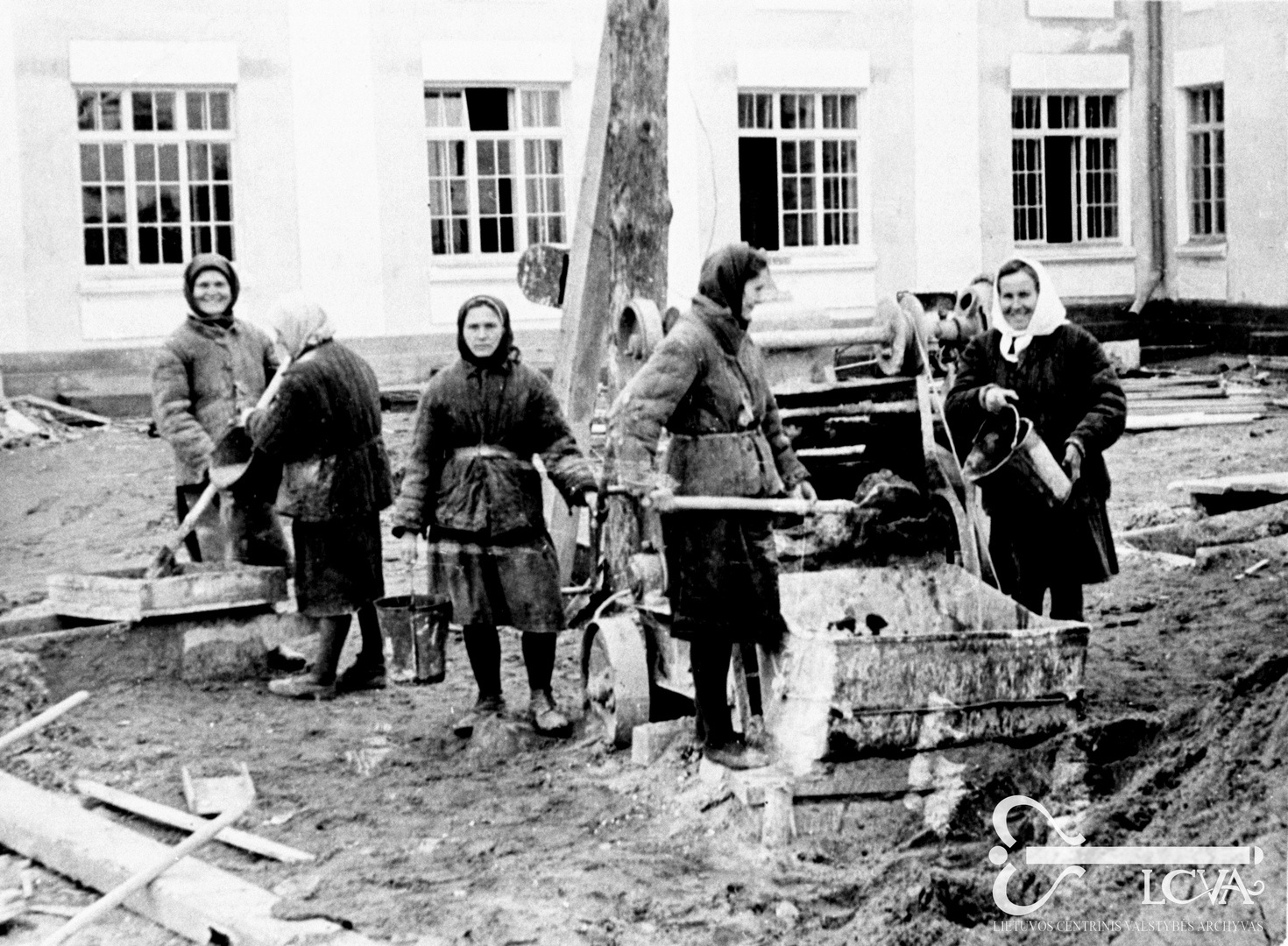 Tremtinės dirba statyboje Irkutsko srityje, Zimos mieste. 1953 metai. Vilhelmo Janiselio nuotr. (LCVA, 0-117953)