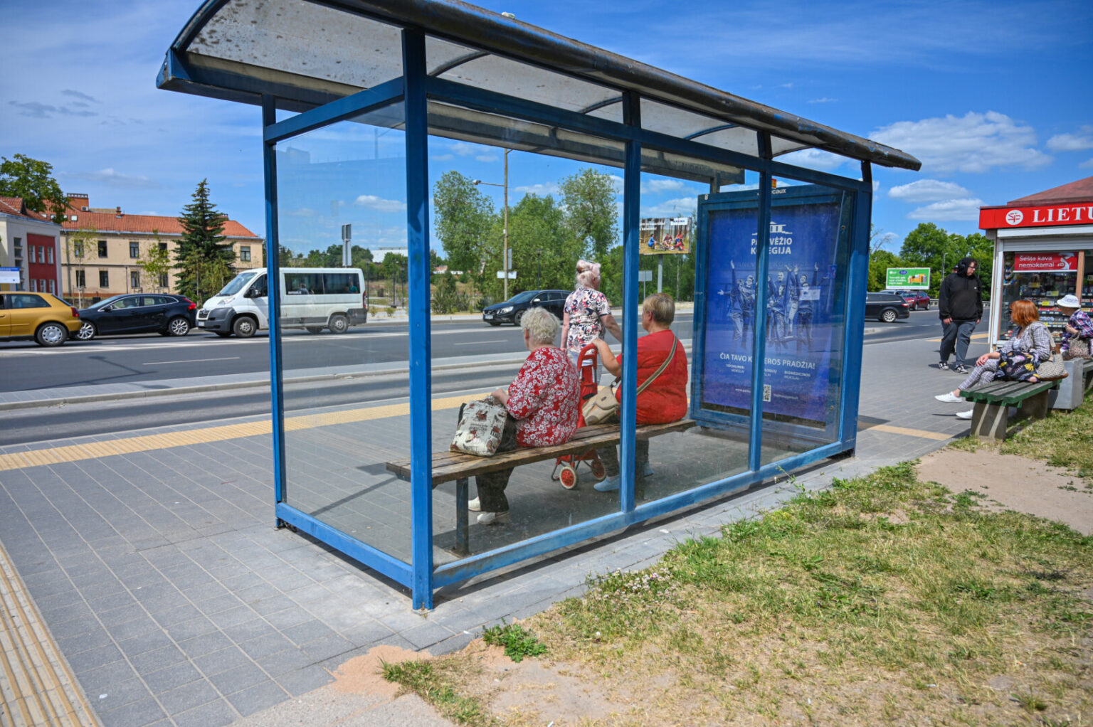 Miesto Savivaldybė paskelbė konkursą koncesininkui, kuris savo lėšomis atnaujintų 92 stotelių paviljonus, o manais už tai gautų teisę dešimt metų juos išnaudoti reklamai ir iš to užsidirbti.