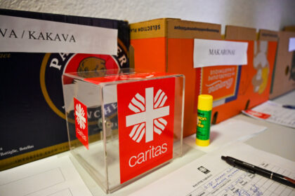 Lietuvos „Caritas“ vykdo paramos kovojančiai Ukrainai akciją, skirtą pasirengti mokslo metams, tad prašoma aukoti sąsiuvinių ir kitų priemonių, reikalingų mokslams krimsti, skalbiklių švariai išskalbti mokinių drabužius.