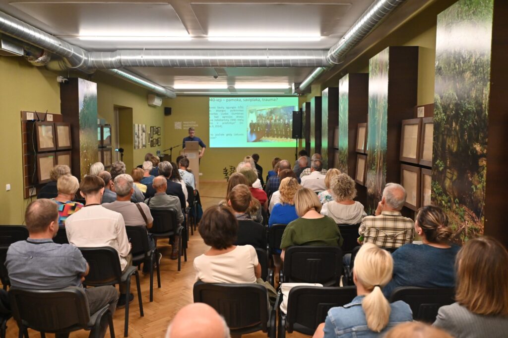Visa šalis šiandien mini Europos dieną stalinizmo ir nacizmo aukoms atminti bei 34-ąsias Baltijos kelio metines.