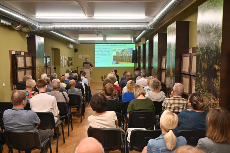 Visa šalis šiandien mini Europos dieną stalinizmo ir nacizmo aukoms atminti bei 34-ąsias Baltijos kelio metines.