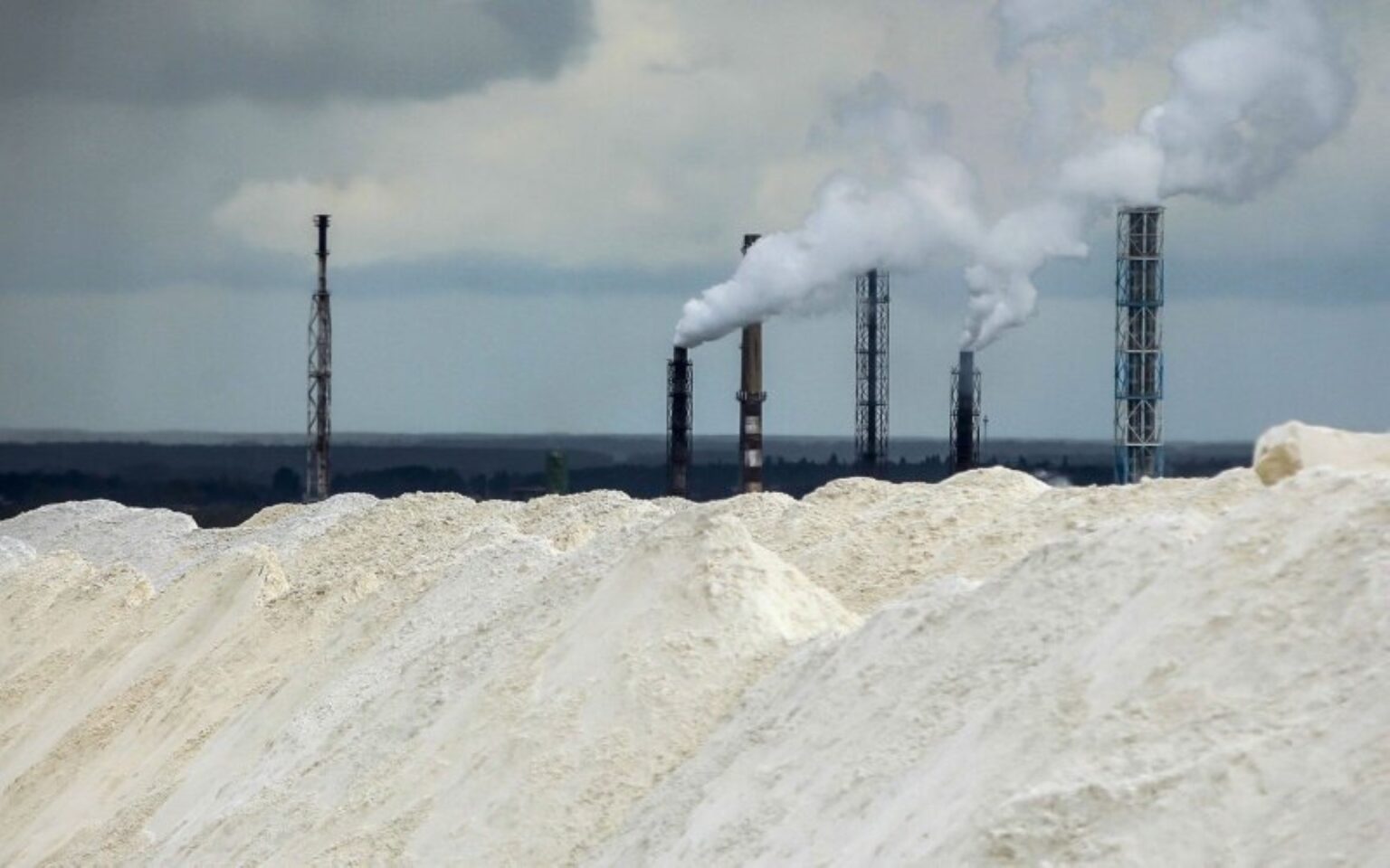 Ekonomistas Marius Dubnikovas teigia, kad, siekiant tinkamai vykdyti sankcijas Rusijai ir jos oligarchams, Kėdainių fosforo trąšų gamykla „Lifosa“ turėtų būti uždaroma.