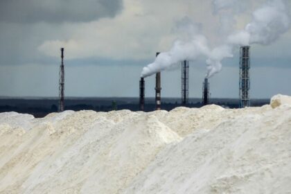 Ekonomistas Marius Dubnikovas teigia, kad, siekiant tinkamai vykdyti sankcijas Rusijai ir jos oligarchams, Kėdainių fosforo trąšų gamykla „Lifosa“ turėtų būti uždaroma.