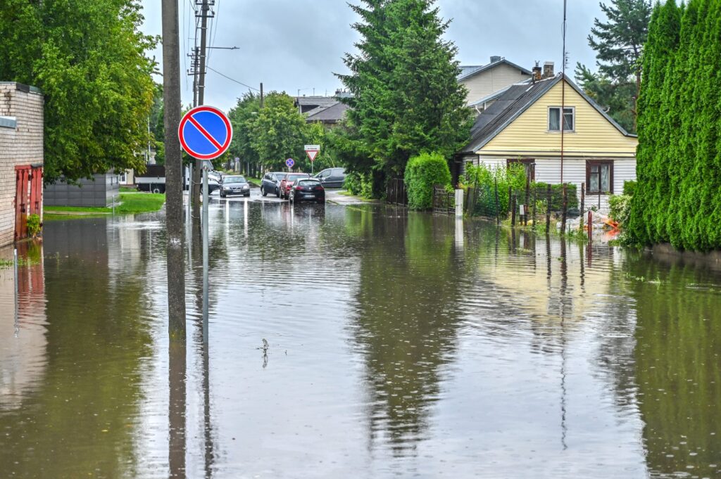 Po kelių stiprių liūčių pirmoje dienos pusėje, popiet kai kurios Panevėžio gatvės užtvino taip, kad nei praeisi, nei pravažiuosi.