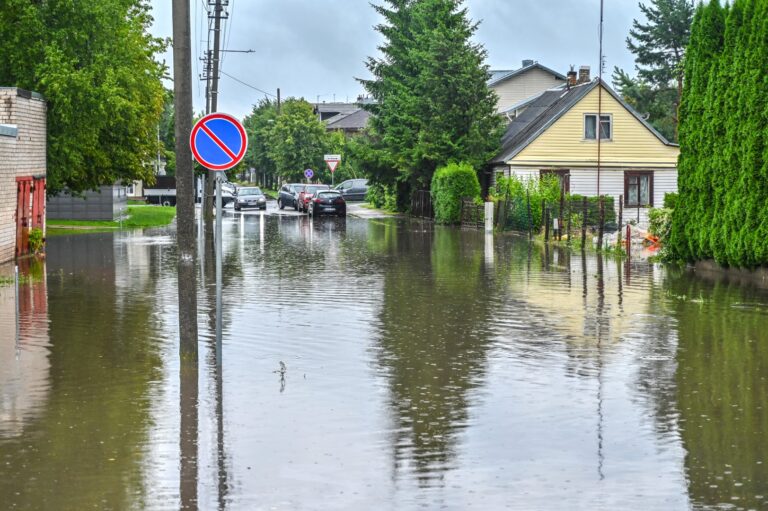 Po kelių stiprių liūčių pirmoje dienos pusėje, popiet kai kurios Panevėžio gatvės užtvino taip, kad nei praeisi, nei pravažiuosi.