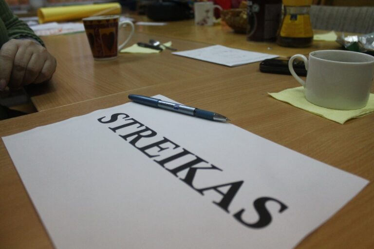 Artėjant rugsėjui mokyklų vadovai karštligiškai tebeieško, kuo galėtų pakeisti darbą mesti nusprendusius pedagogus, o likusieji stveriasi už galvų, kaip reikės dirbti pagal atnaujintas ugdymo programas, kai nėra net vadovėlių, o finansavimas skaitmeninėms priemonėms sumažintas.