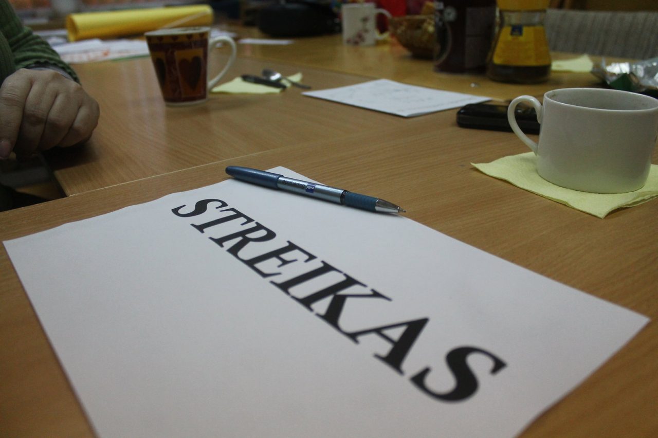 Artėjant rugsėjui mokyklų vadovai karštligiškai tebeieško, kuo galėtų pakeisti darbą mesti nusprendusius pedagogus, o likusieji stveriasi už galvų, kaip reikės dirbti pagal atnaujintas ugdymo programas, kai nėra net vadovėlių, o finansavimas skaitmeninėms priemonėms sumažintas.