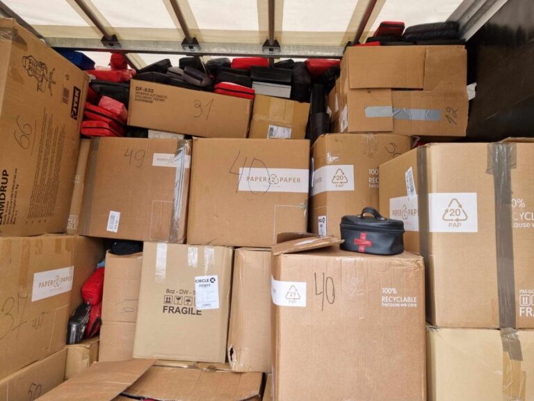 Vyksta visoje Lietuvoje vykusios pilietinės akcijos „Milijonas vaistinėlių Ukrainai“ baigiamasis etapas.