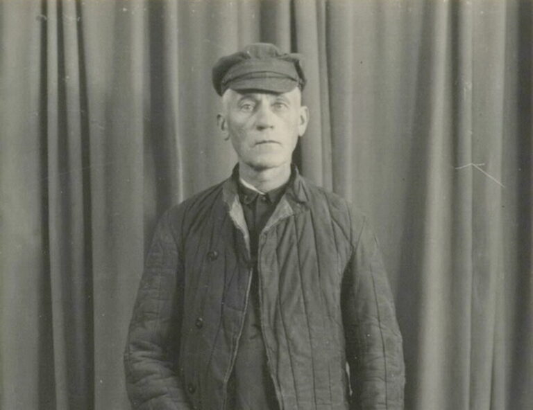 Sovietų represijos neaplenkė ir Lietuvos kunigų. Tačiau retas jų patyrė tremtį – žinodami Dievo tarno žodžio galią, saugumiečiai skubėjo dvasininkus įkalinti, siuntė į lagerius. Tik po daugelio metų paaiškėjo, jog net aukščiausioji Katalikų bažnyčios vadovybė neturėjo tikslių žinių apie tai, kas pokariu vyko Lietuvoje.