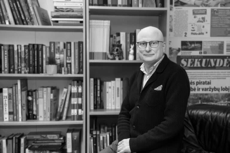 2022-ųjų Metų panevėžiečių išrinktas Respublikinės Panevėžio ligoninės akių gydytojas oftalmologas Kęstutis Kučinskas daugybei žmonių yra grąžinęs akių šviesą. Dabar pats medikas išgyvena vieną sudėtingiausių savo gyvenimo etapų – ligoninės duris varsto ne kaip gydytojas, o kaip pacientas.