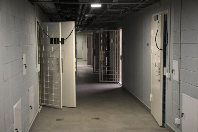 Dėl smurto artimoje aplinkoje sulaikytas vyras sukėlė gaisrą Panevėžio policijos areštinėje.