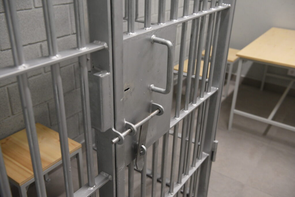 Panevėžio rajone penktadienio vakarą siautėjęs vandalas išsiblaivęs turės nemalonumų.