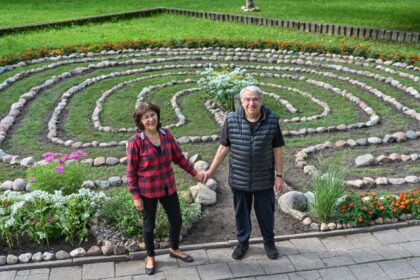 Panevėžyje, daugiabučių apsuptyje, prieš trejus metus Birutės ir Leonido Mejerovų įrengtas, gėlėmis apsodintas akmenų labirintas jau žinomas ir Europoje.
